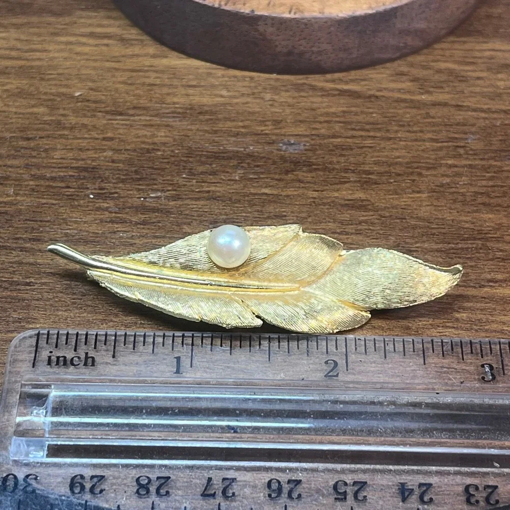 Vtg Gold Tone Feather Brooch Faux Pearl Accent Nature Inspired Lapel Pin